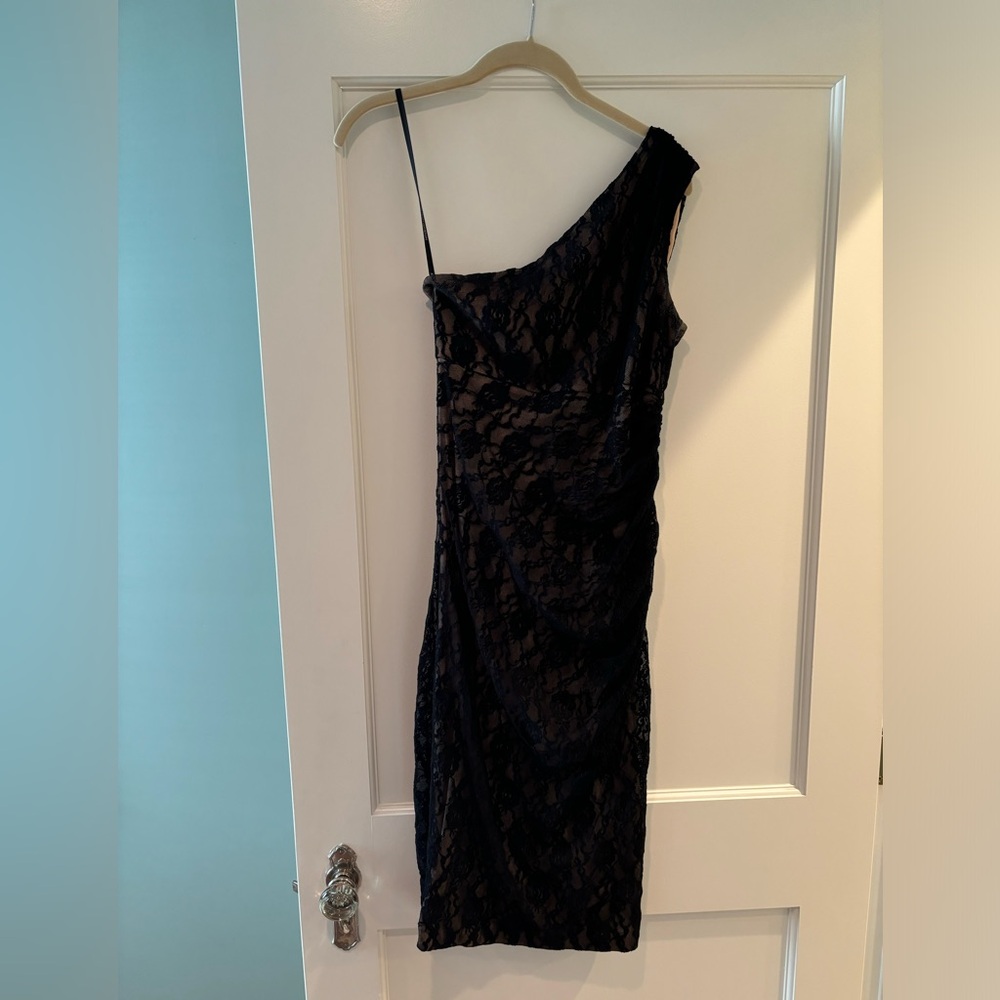 Maggy London size 6 black and tan lace one shoulder formal dress. Worn once.